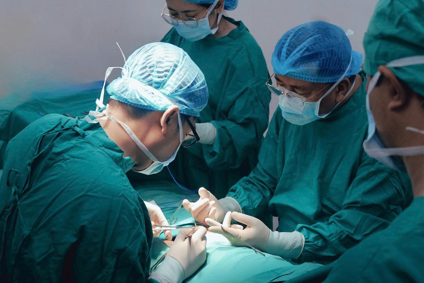 Các bác sĩ phẫu thuật cho bệnh nhi tại Bệnh viện Hoàn Mỹ Đà Lạt Các bác sĩ phẫu thuật cho bệnh nhi tại Bệnh viện Hoàn Mỹ Đà Lạt