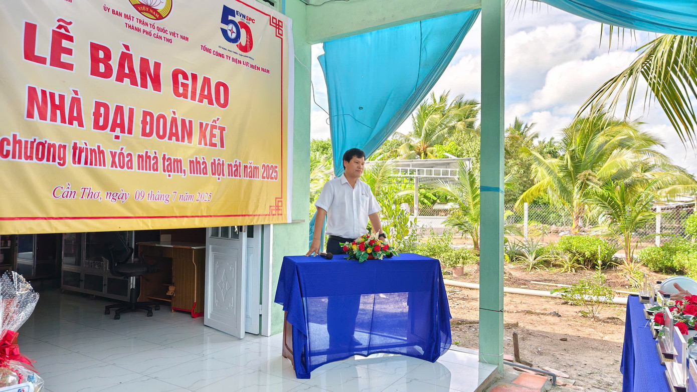 Ông Bùi Quốc Hoan - Phó Tổng giám đốc EVNSPC phát biểu tại Lễ bàn giao nhà