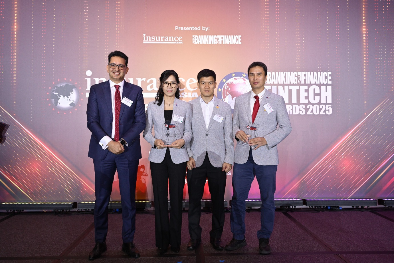 Bà Nguyễn Thị Thu Hương - đại diện VNPAY app nhận giải thưởng tại Asia Banking &amp; Finance Fintech Awards 2025