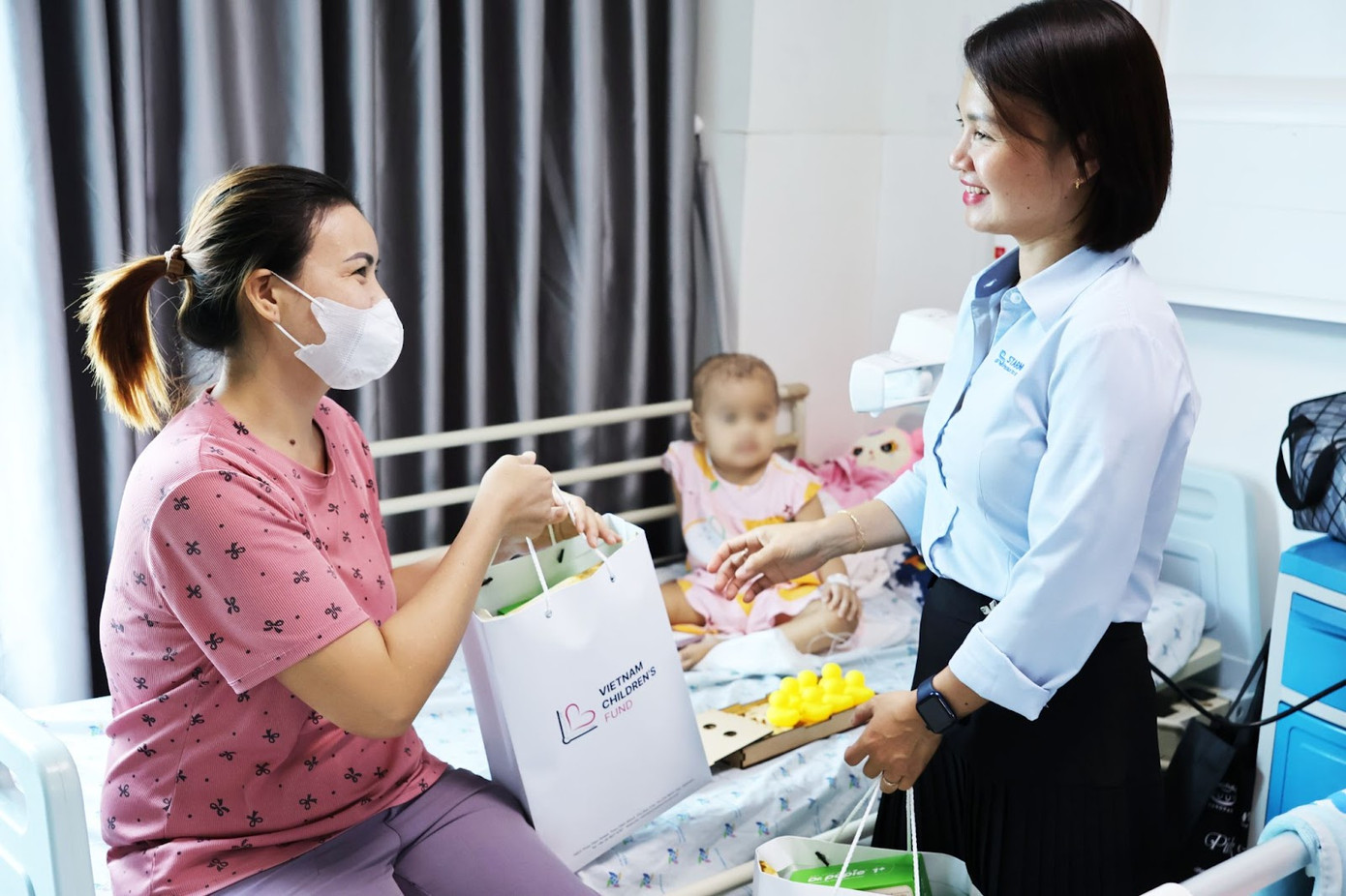 Đại diện nhãn hàng Dr.Papie (Starmed) trao quà tặng cho bệnh nhi tại Bệnh viện Nhi đồng Thành phố