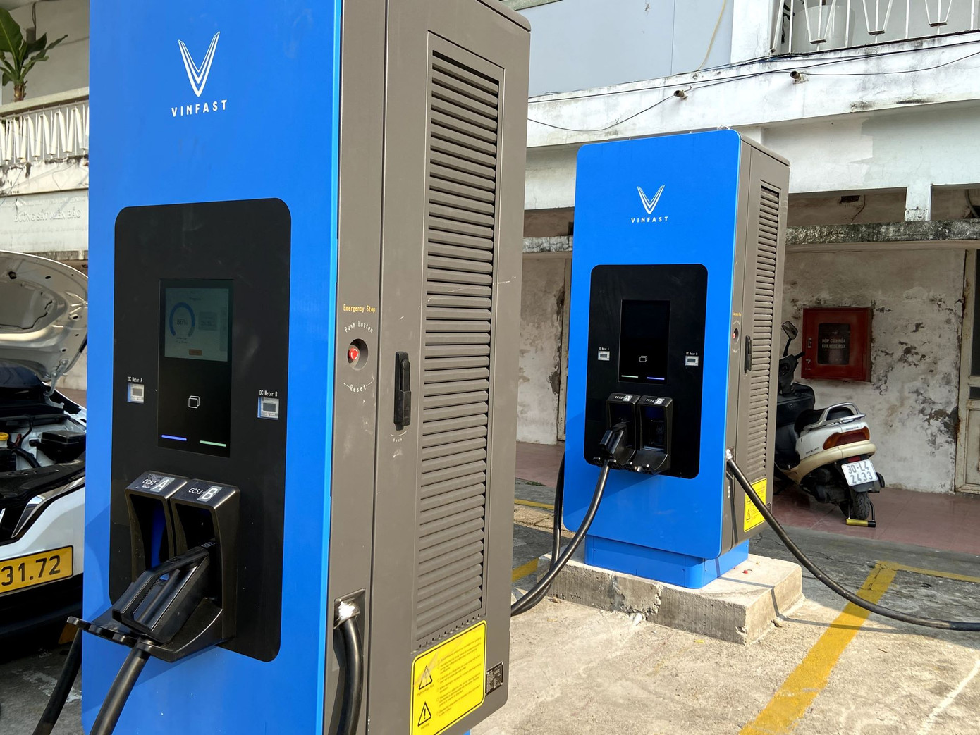 Mỗi trụ đều được trang bị hai cổng sạc CCS2 với công suất lên tới 120 kW. Trạm hỗ trợ toàn bộ dải sản phẩm xe điện VinFast hiện nay, bao gồm VF 3, VF 5, VF e34, VF 6, VF 7, VF 8 và VF 9.