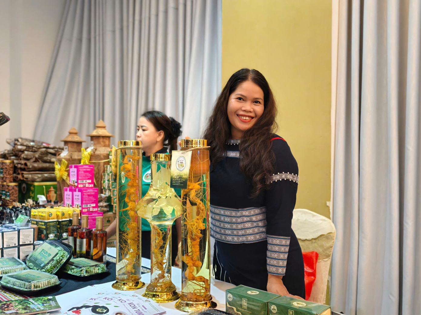 Tham quan, mua sắm các sản phẩm đậm nét văn hóa phía tây Quảng Ngãi tại khuôn khổ tọa đàm Tham quan, mua sắm các sản phẩm đậm nét văn hóa phía tây Quảng Ngãi tại khuôn khổ tọa đàm