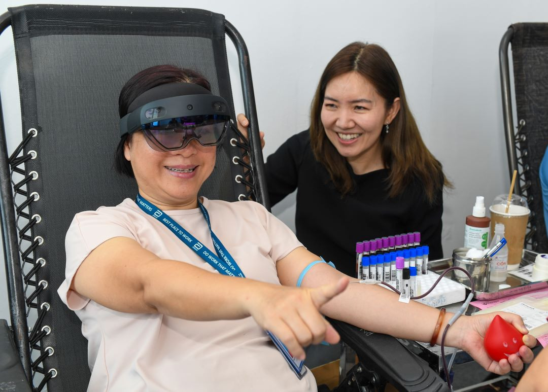 Các nhân viên Abbott Việt Nam nhiệt tình tham gia chương trình hiến máu tình nguyện hàng năm. Ảnh: Hoàng Anh