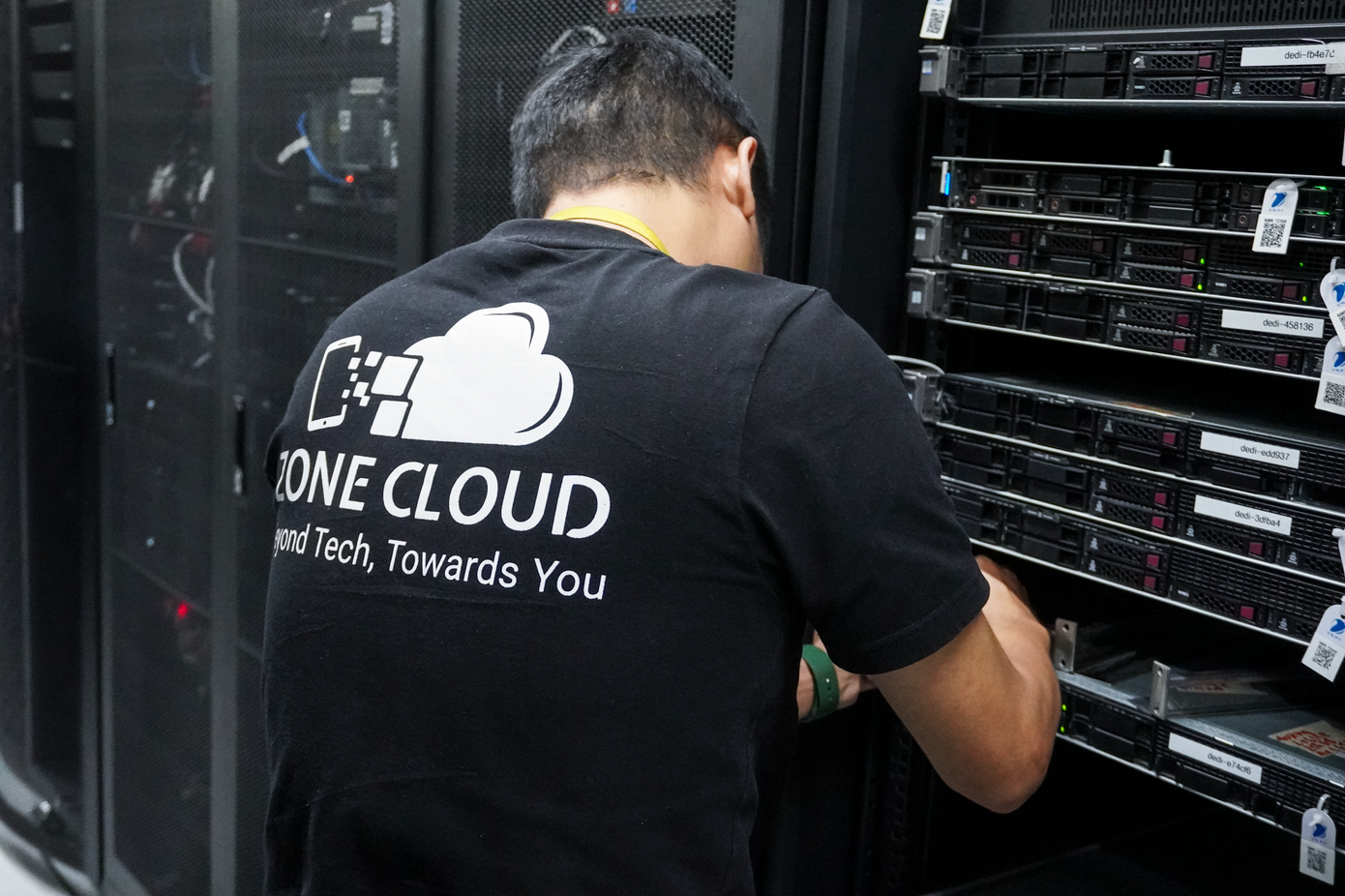 Đội ngũ kỹ thuật ZoneCloud kiểm tra hệ thống server mới nâng cấp tại Data Center.