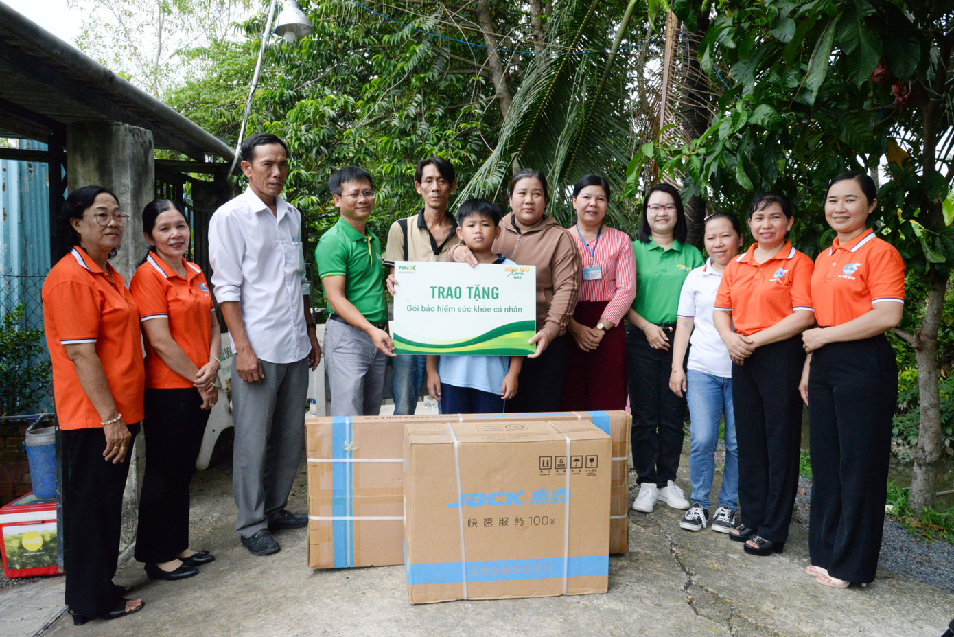 Chương trình -Ước mơ xanh- trao tặng máy may công nghiệp cho gia đình chị Lê Thị Hồng Nương, TP.HCM