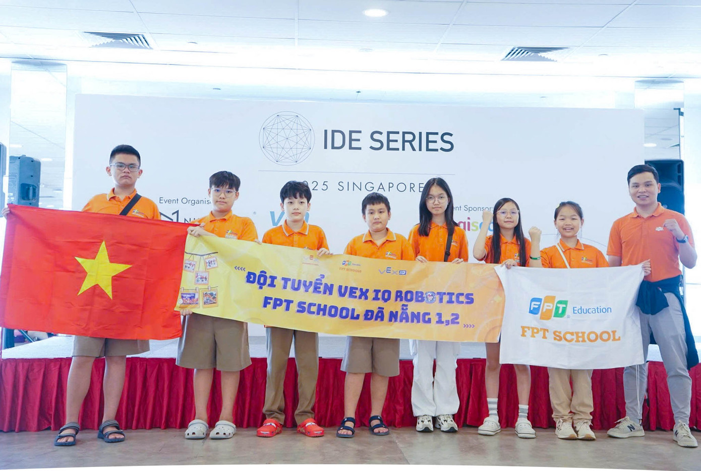 Học sinh FPT tham giải Robot VexIQ tại Singapore