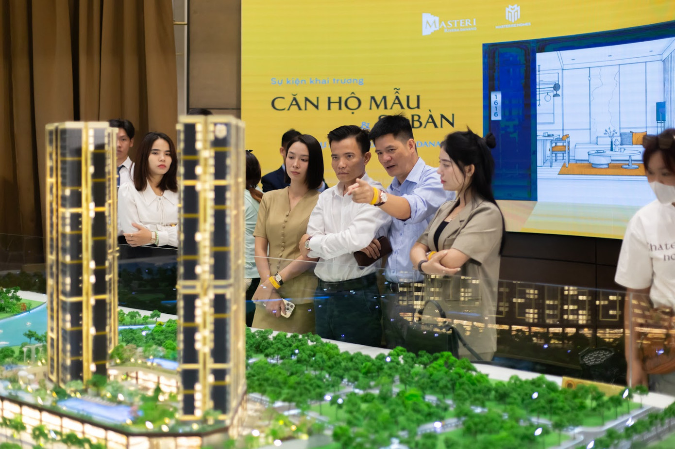 Khách mời tham quan sa bàn dự án Masteri Rivera Danang