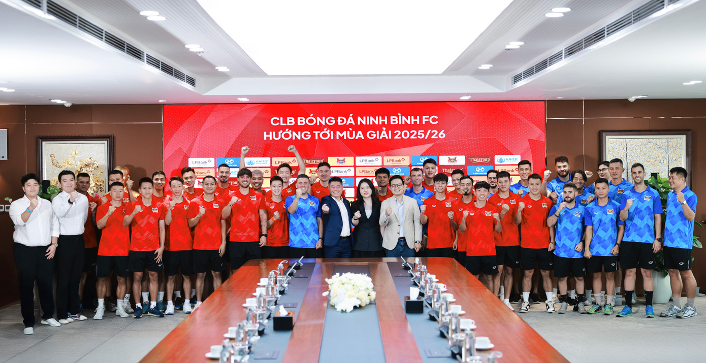 Ban lãnh đạo Ninh Bình FC và các cầu thủ chụp ảnh lưu niệm tại sự kiện