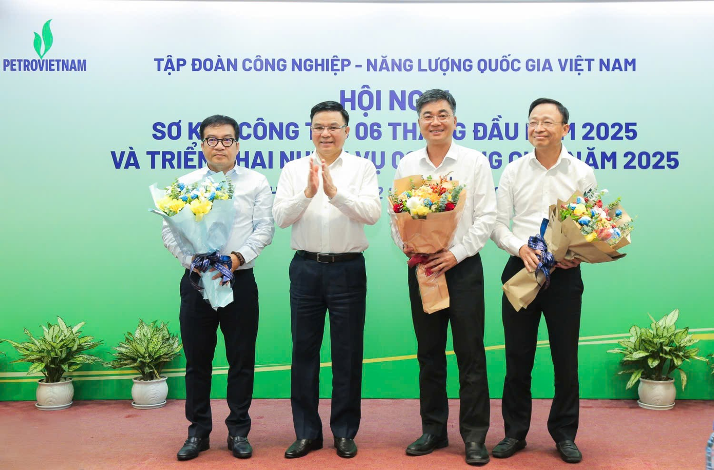BSR vinh dự được Tập đoàn Công nghiệp - Năng lượng quốc gia Việt Nam vinh danh là một trong ba đơn vị của Tập đoàn hoàn thành toàn diện kế hoạch quản trị 6 tháng đầu năm về sản lượng sản xuất và các chỉ tiêu tài chính. BSR vinh dự được Tập đoàn Công nghiệp - Năng lượng quốc gia Việt Nam vinh danh là một trong ba đơn vị của Tập đoàn hoàn thành toàn diện kế hoạch quản trị 6 tháng đầu năm về sản lượng sản xuất và các chỉ tiêu tài chính.