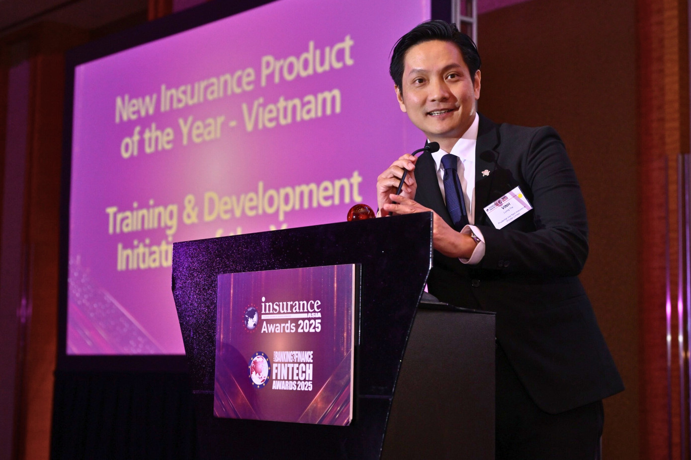 Ông Lương Thế Vinh - Giám đốc Sản phẩm Prudential Việt Nam phát biểu tại lễ trao giải Insurance Asia Awards 2025
