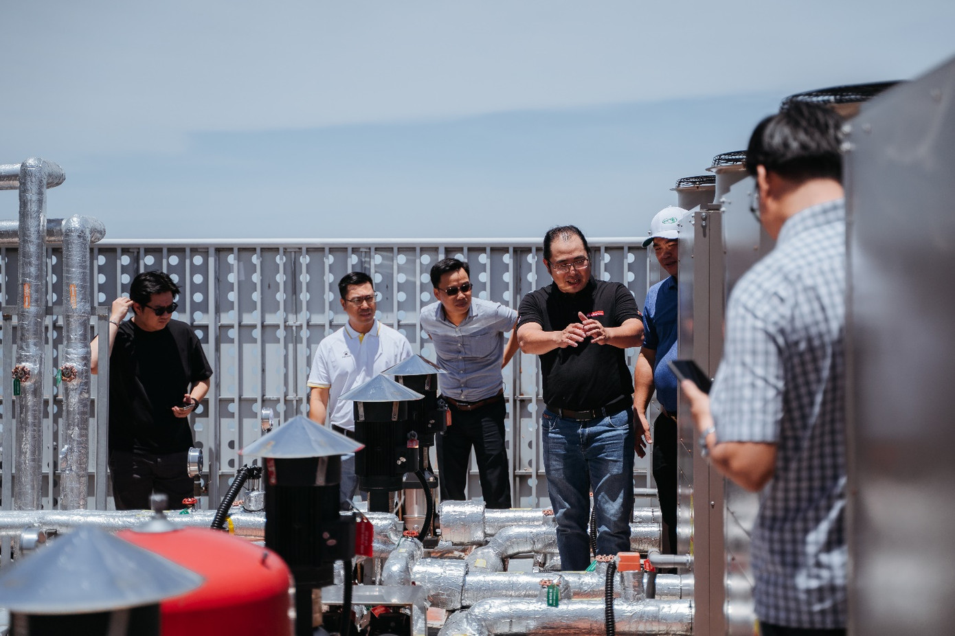 Khách mời tham quan thực tế các dự án được lắp đặt và vận hành giải pháp nước nóng bơm nhiệt Ariston.