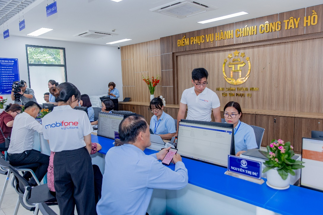Cán bộ kỹ thuật MobiFone hỗ trợ cán bộ, công chức, viên chức tại Điểm phục vụ hành chính công Tây Hồ trong ngày 1/7 Cán bộ kỹ thuật MobiFone hỗ trợ cán bộ, công chức, viên chức tại Điểm phục vụ hành chính công Tây Hồ trong ngày 1/7