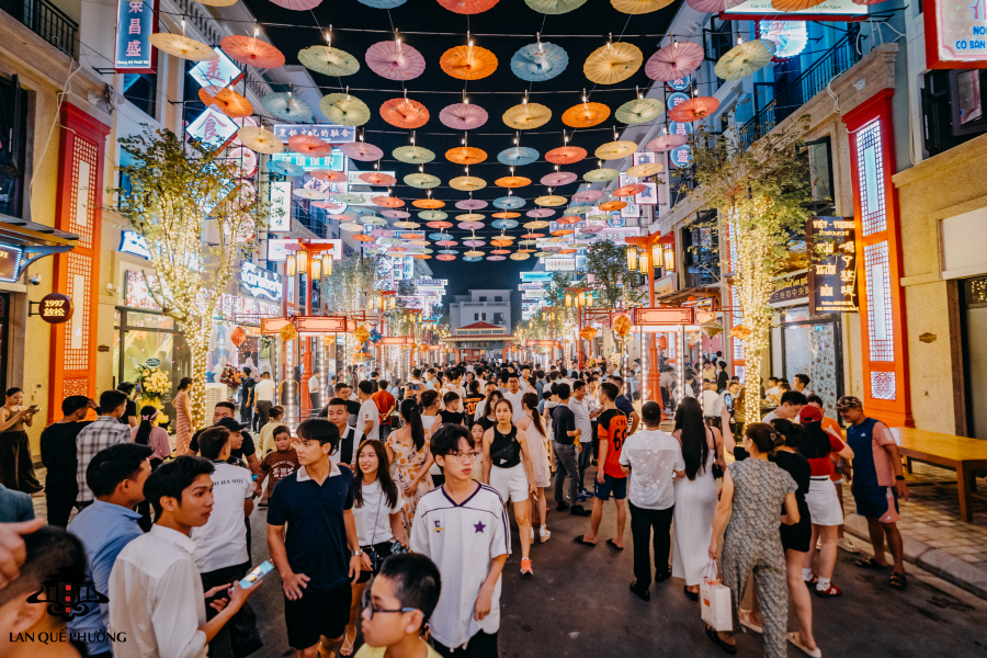 Vị trí kế cận 3 tuyến phố thương mại lớn giúp San Hô đón dòng khách nhộn nhịp mỗi ngày