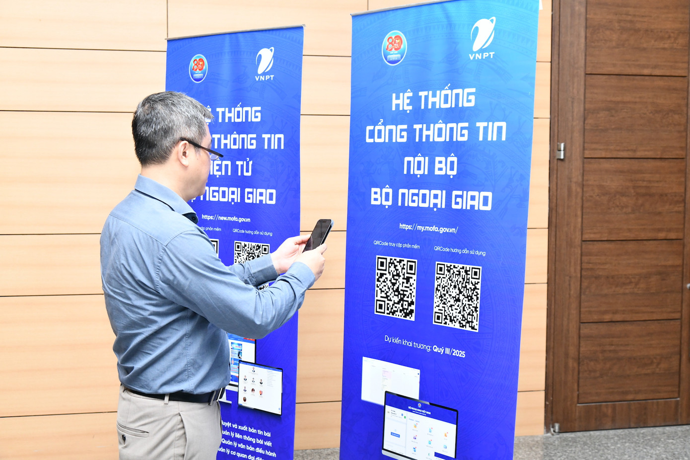 Đại biểu quét mã truy cập hướng dẫn sử dụng Hệ thống Cổng thông tin nội bộ Bộ Ngoại giao