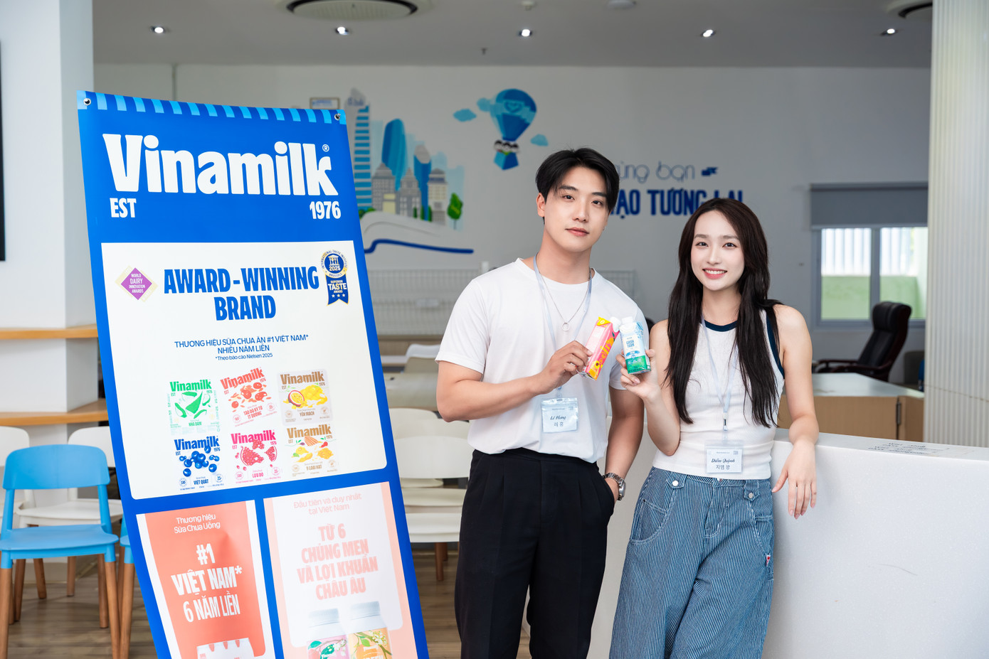 Nữ diễn viên Diễm Quỳnh cùng bạn học tại workshop “Ươm mầm tài năng”.