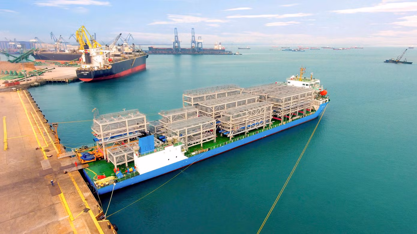 Sản phẩm công nghiệp nặng ở Khu kinh tế Dung Quất được xuất khẩu. Ảnh: NN