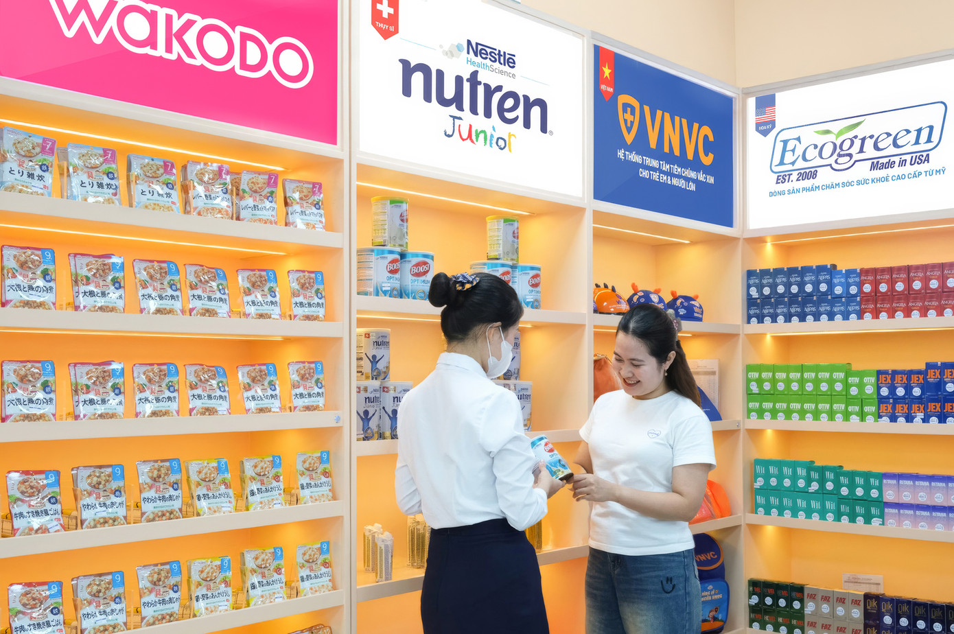 Khách hàng mua sắm sản phẩm Nestle tại VNVC shop Khách hàng mua sắm sản phẩm Nestle tại VNVC shop