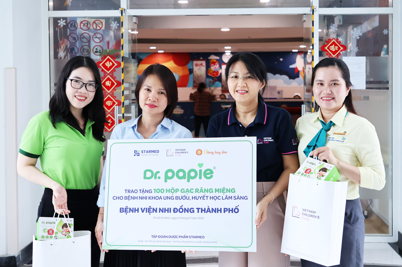 Đại diện nhãn hàng Dr.Papie và chương trình Vòng Tay Ấm trao quà hỗ trợ tại Khoa Ung bướu, Huyết học lâm sàng, Bệnh viện Nhi đồng Thành phố