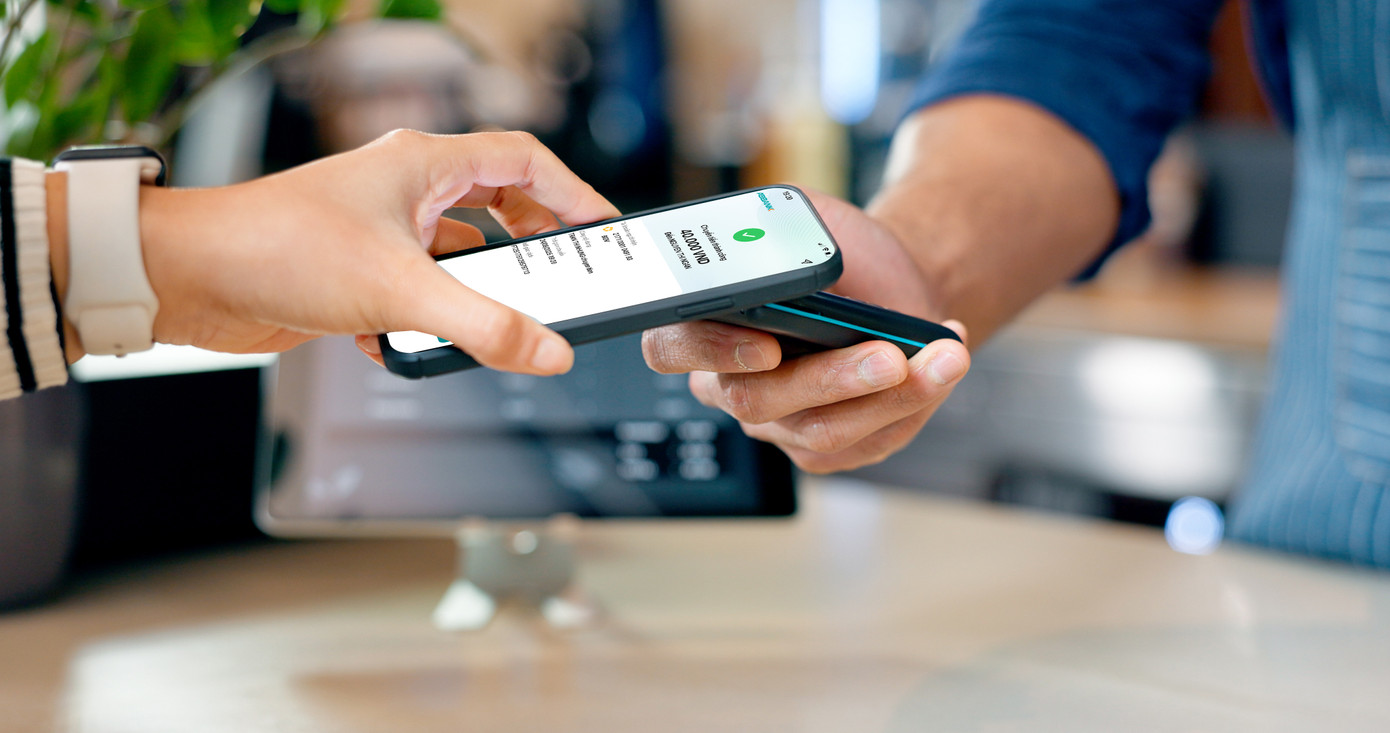 Với PhonePOS, các tiểu thương/doanh nghiệp có thể dễ dàng sử dụng điện thoại để quét thẻ/mã thanh toán của khách hàng