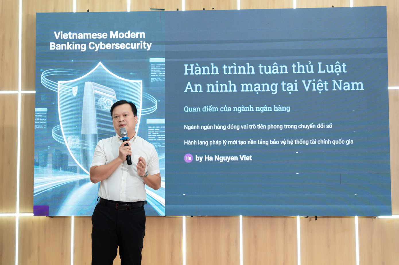 Ông Nguyễn Việt Hà nhấn mạnh quyền của người dùng và chủ quyền dữ liệu được quy định rõ trong các khuôn khổ pháp lý của Việt Nam và quốc tế Ông Nguyễn Việt Hà nhấn mạnh quyền của người dùng và chủ quyền dữ liệu được quy định rõ trong các khuôn khổ pháp lý của Việt Nam và quốc tế