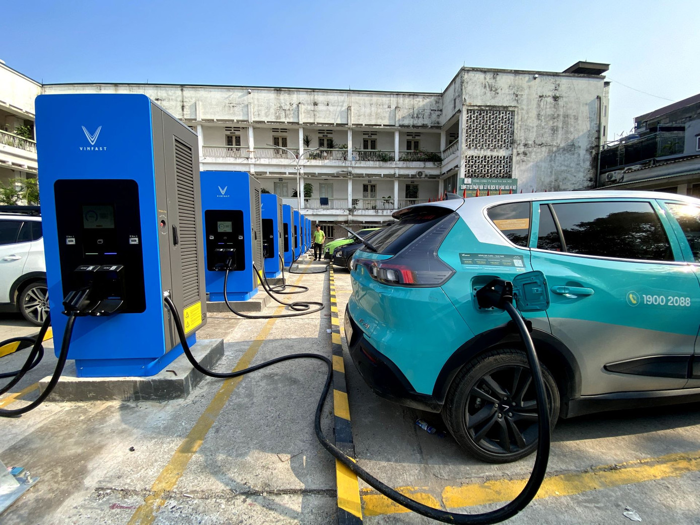 Với 15 trụ sạc siêu nhanh 120 kW, trạm có thể phục vụ đồng thời tối đa 30 xe cùng một lúc, trở thành một trong những điểm sạc có quy mô lớn nhất tại khu vực phía Nam Hà Nội.