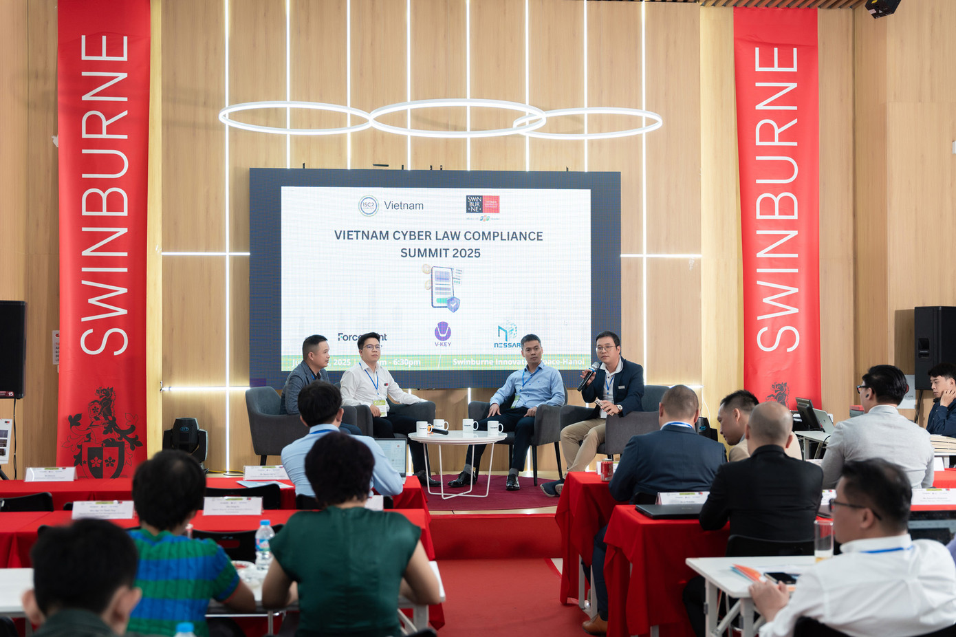 Giải pháp ông Vũ Thành Công đưa ra nổi bật ở cách tiếp cận phòng thủ nhiều lớp như “mặc nhiều lớp áo mỏng” giúp phân tán rủi ro và tăng khả năng phát hiện tấn công sớm Giải pháp ông Vũ Thành Công đưa ra nổi bật ở cách tiếp cận phòng thủ nhiều lớp như “mặc nhiều lớp áo mỏng” giúp phân tán rủi ro và tăng khả năng phát hiện tấn công sớm