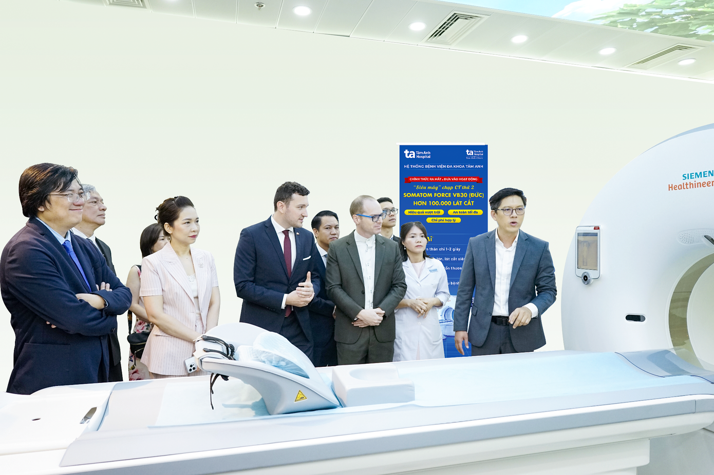 Ban lãnh đạo BVĐK Tâm Anh, ông Fabian Martin Singer, Đại diện Lãnh sự quán Đức cùng quan khách nghe giới thiệu về máy CT hơn 100.000 lát cắt tại Bệnh viện Tâm Anh. Ảnh: BVĐK Tâm Anh.