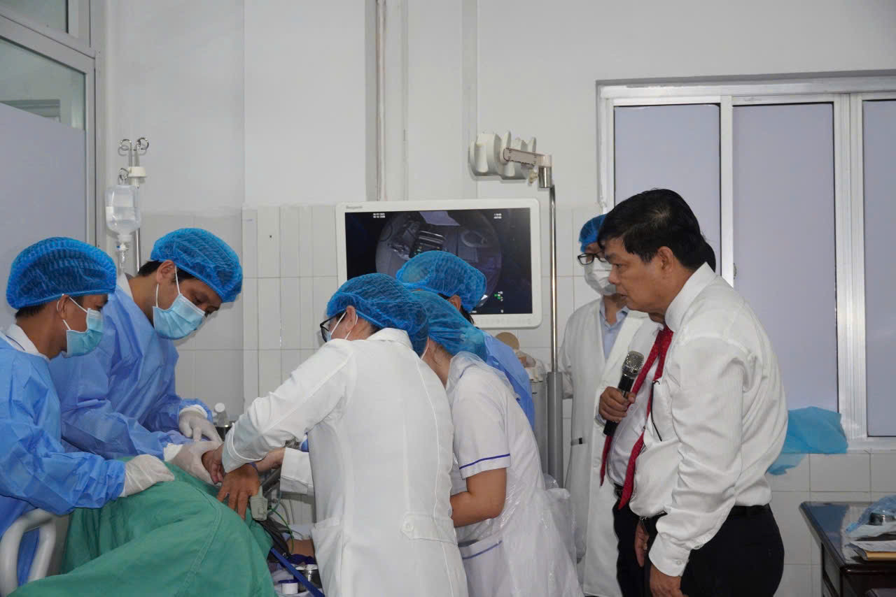 Bác sĩ Bệnh viện Đa khoa Trung ương Cần Thơ nội soi siêu âm cho bệnh nhân.