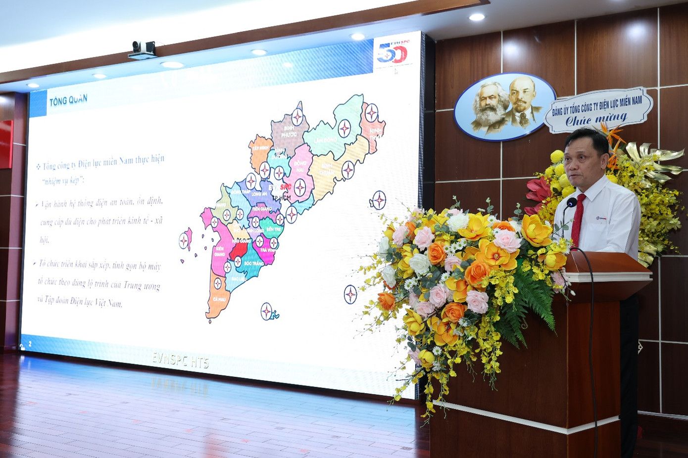 Tổng giám đốc EVNSPC Nguyễn Phước Đức báo cáo kết quả hoạt động sản xuất kinh doanh trong 6 tháng đầu năm