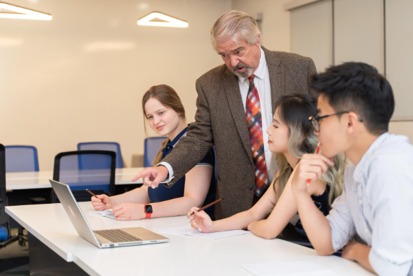 Giáo dục cũng đang dịch chuyển để theo kịp nhu cầu từ thị trường lao động số