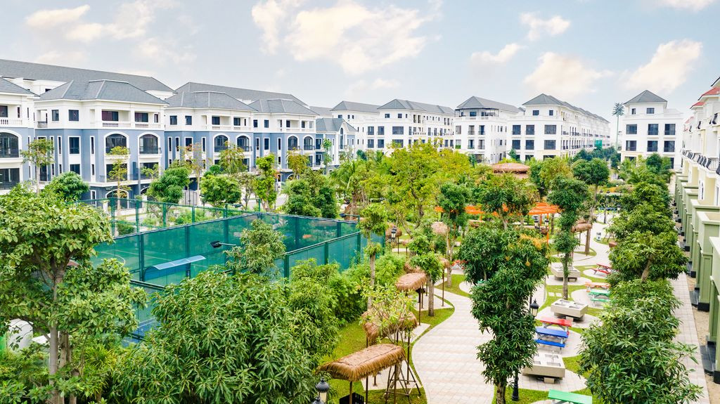 Chưa hết, với vị trí kế cận 3 tuyến phố thương mại lớn, San Hô sẽ đón trọn dòng khách mua sắm, du lịch, nghỉ dưỡng mỗi ngày. Các căn liền kề tại đây vừa có thể ở, vừa khai thác kinh doanh đa dạng ngành hàng - từ F&amp;B, cửa hàng đặc sản đến lưu trú ngắn hạn. Cộng hưởng cùng hàng loạt sự kiện, lễ hội được chủ đầu tư tổ chức thường xuyên, San Hô đã trở thành điểm đến sôi động quanh năm, vượt qua giới hạn mùa vụ mà nhiều bất động sản khác gặp phải.