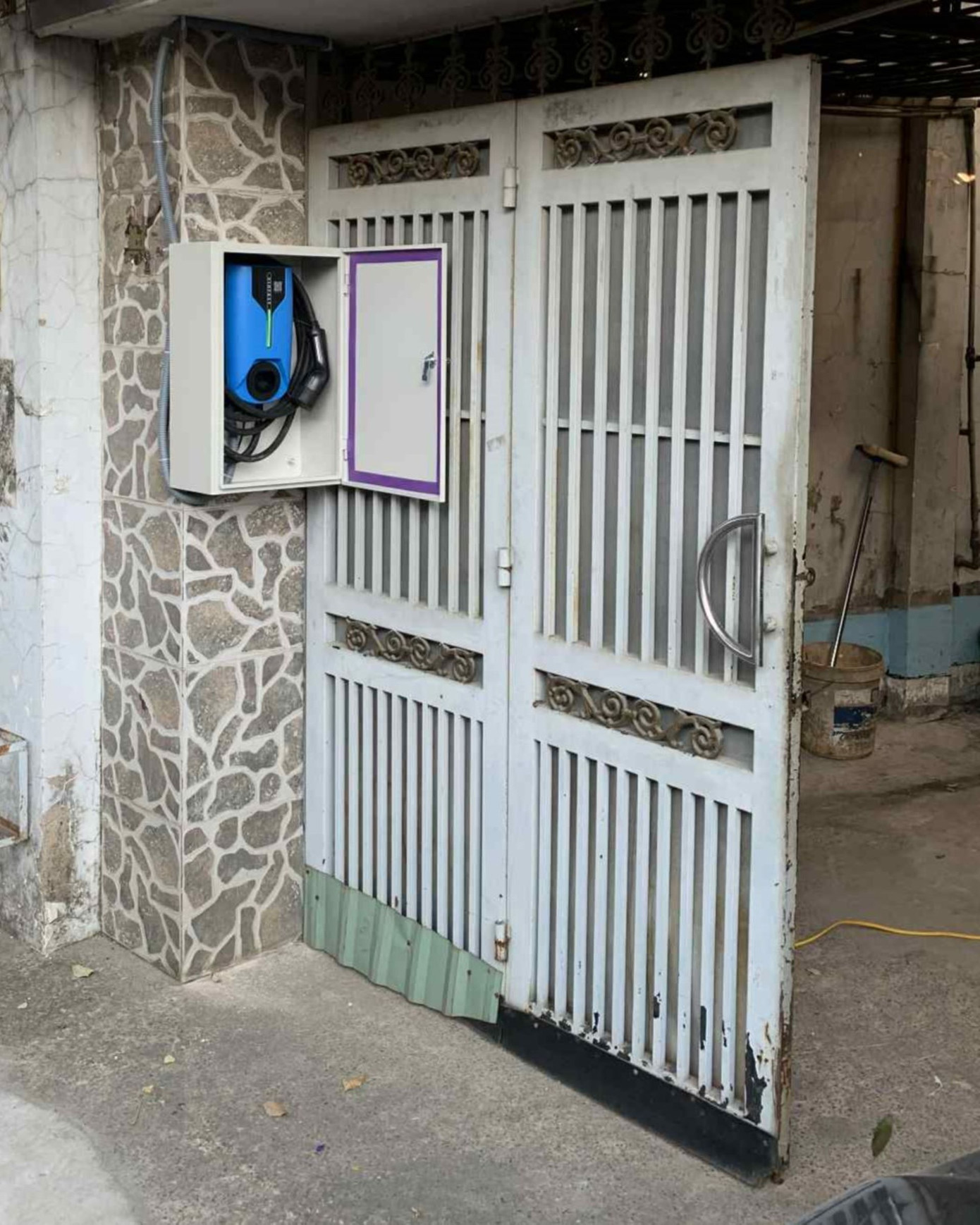 Trạm sạc nhượng quyền của anh Bùi Quý Long được lắp đặt gọn gàng với thủ tục giản tiện. Trạm sạc nhượng quyền của anh Bùi Quý Long được lắp đặt gọn gàng với thủ tục giản tiện.