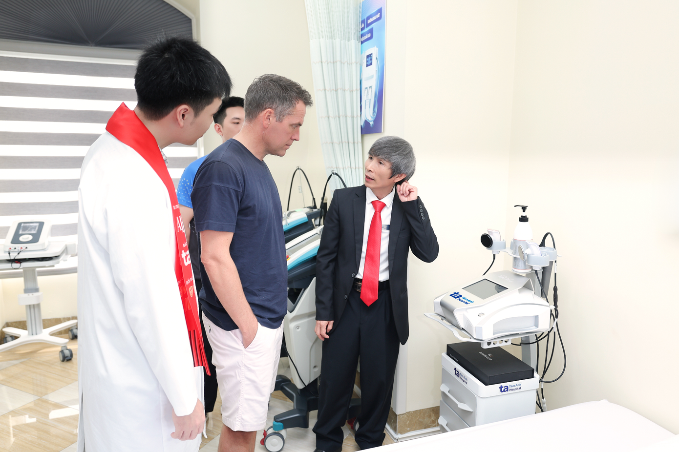 ThS Trần Văn Dần, KTV trưởng khoa Phục hồi chức năng (ngoài cùng bên phải) giới thiệu hệ thống phục hồi chức năng thể thao chuyên sâu, đạt chuẩn quốc tế tại BVĐK Tâm Anh cho danh thủ Michael Owen. Ảnh: BVĐK Tâm Anh. ThS Trần Văn Dần, KTV trưởng khoa Phục hồi chức năng (ngoài cùng bên phải) giới thiệu hệ thống phục hồi chức năng thể thao chuyên sâu, đạt chuẩn quốc tế tại BVĐK Tâm Anh cho danh thủ Michael Owen. Ảnh: BVĐK Tâm Anh.