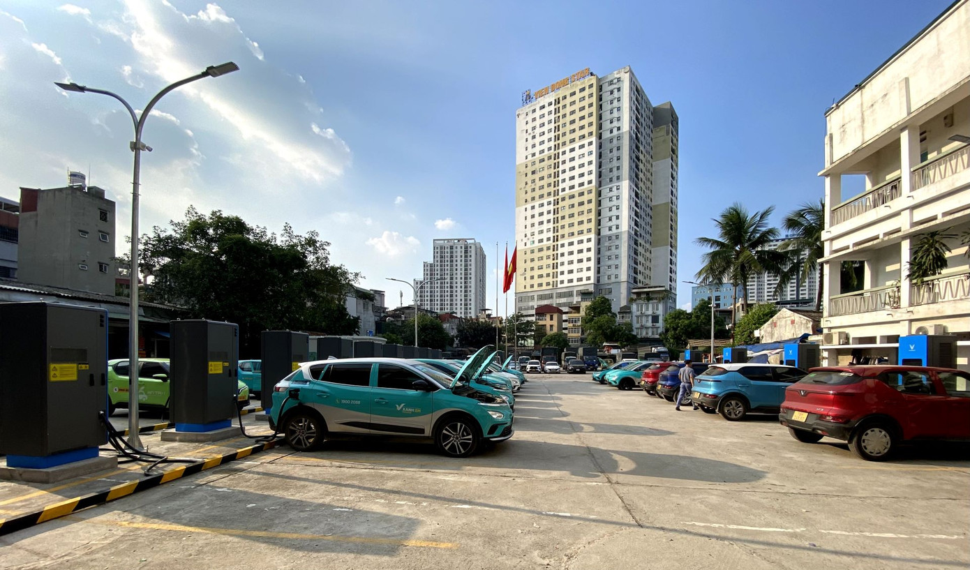 Đầu tháng 7, trạm sạc mới tại Bến xe Đuôi Cá (785 Trương Định, Hà Nội) dù mới đi vào vận hành nhưng đã nhanh chóng thu hút đông đảo khách hàng sử dụng xe điện trong khu vực.