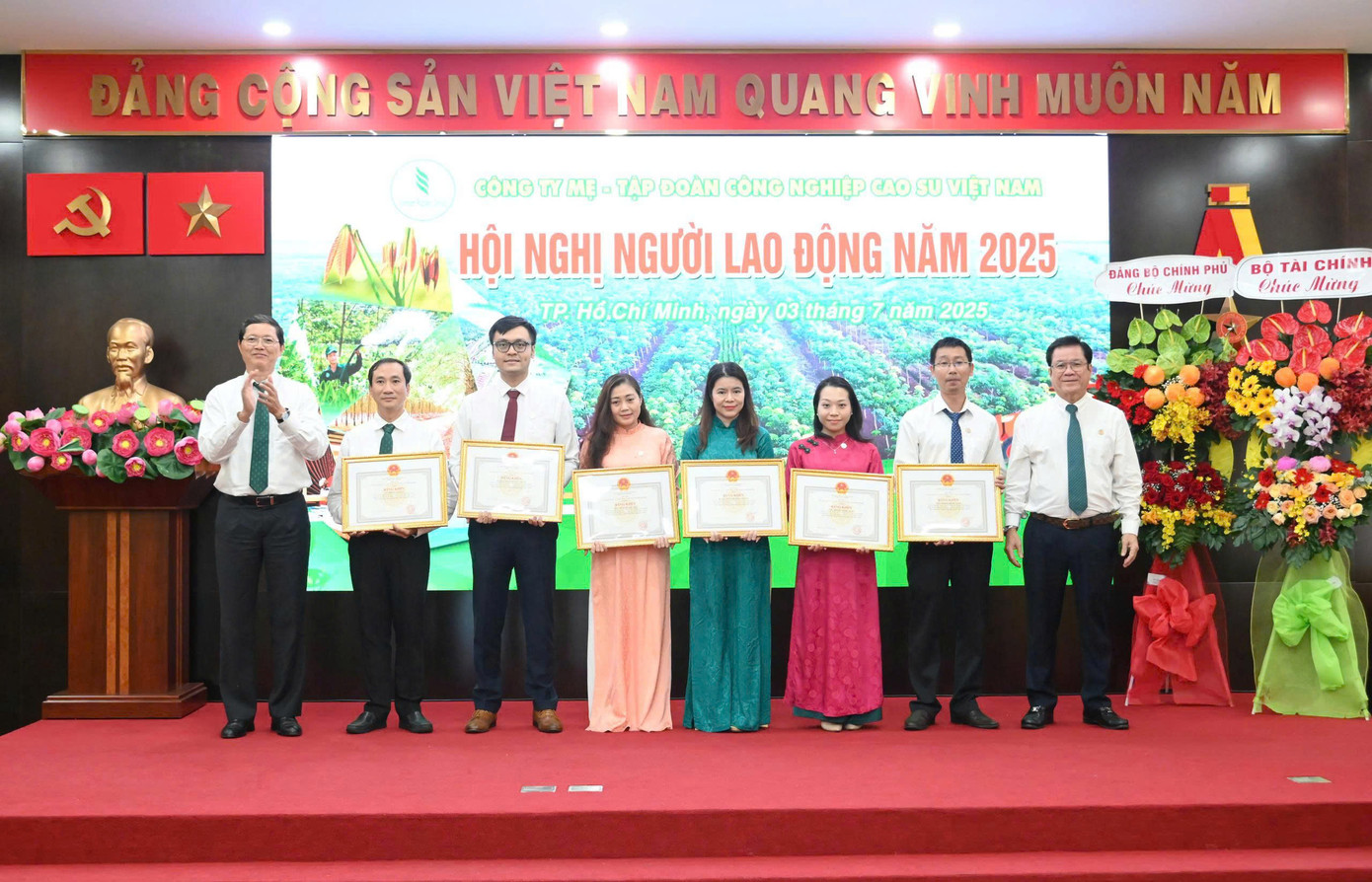 Ông Lê Thanh Hưng – Phó Bí thư Đảng ủy, TV HĐQT, TGĐ Tập đoàn (bên phải) và ông Hà Văn Khương – Phó Bí thư Thường trực Đảng ủy, TV HĐQT Tập đoàn tặng Bằng khen của Chủ tịch Ủy ban Quản lý vốn Nhà nước tại doanh nghiệp cho các cá nhân đã có thành tích xuất sắc trong công tác giai đoạn 2022-2023