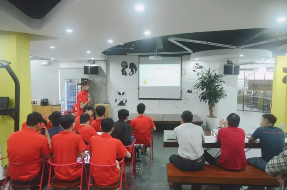 Sinh viên Aptech trong một buổi bảo vệ đồ án tại cơ sở 285 Đội Cấn