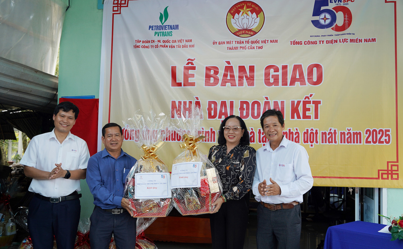 Công ty Điện lực TP. Cần Thơ tặng quà lưu niệm cho Uỷ ban MTTQ thành phố Cần Thơ và xã Đông Thuận