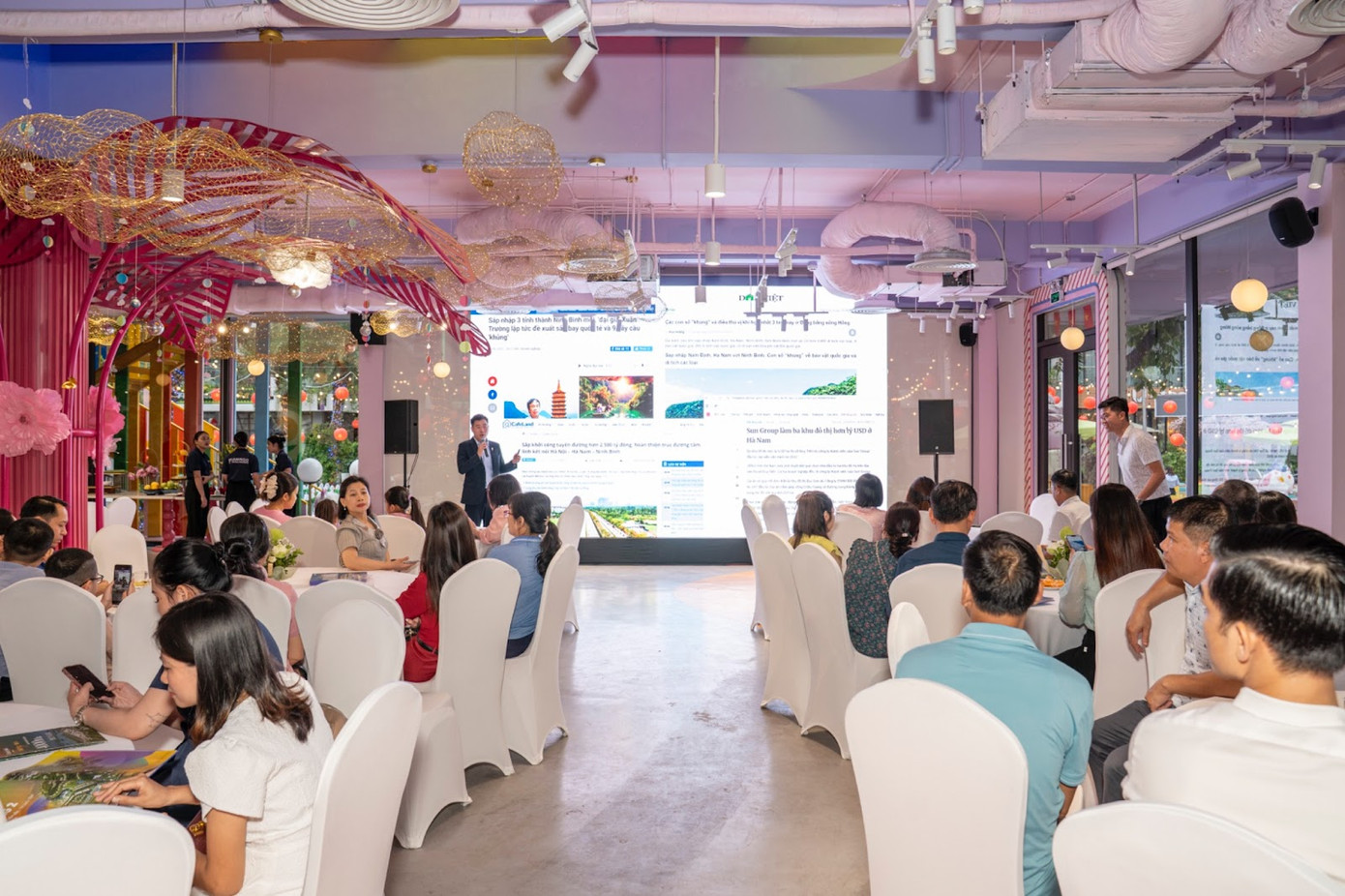 Đại diện chủ đầu tư tập đoàn Flamingo Holdings chia sẻ với hàng trăm khách tham dự sự kiện về cơ hội đầu tư tại Flamingo Golden Hill. Ảnh: CĐT