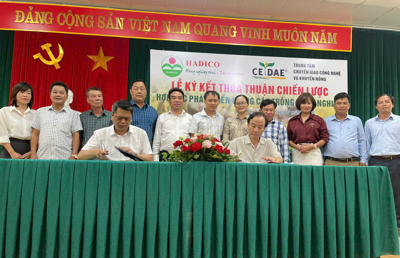 Lễ ký kết thỏa thuận chiến lược hợp tác phát triển giống cây trồng nông nghiệp giữa Công ty và Trung tâm Chuyển giao công nghệ và Khuyến nông (CETDAE).