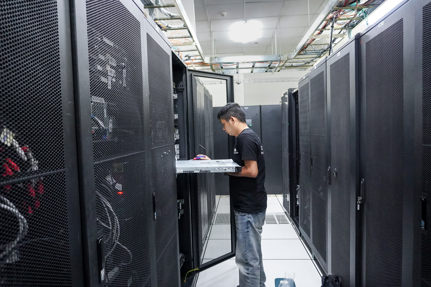 ZoneCloud kiểm tra và vận hành máy chủ tại Data Center tiêu chuẩn cao - một phần trong chiến lược nâng cấp hạ tầng, đáp ứng nhu cầu chuyển đổi số tại Việt Nam.