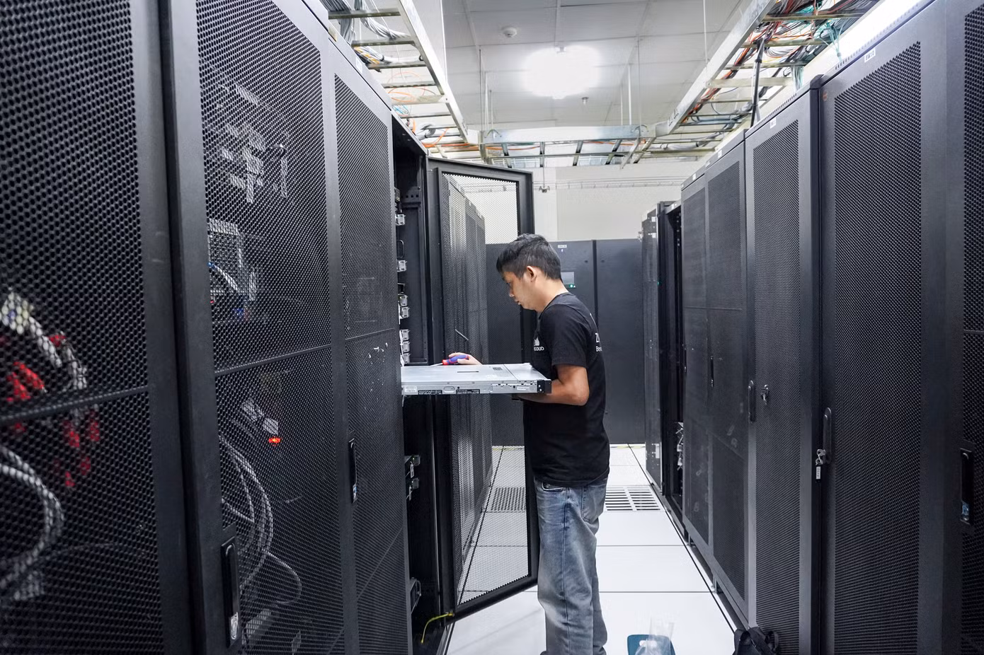 ZoneCloud kiểm tra và vận hành máy chủ tại Data Center tiêu chuẩn cao - một phần trong chiến lược nâng cấp hạ tầng, đáp ứng nhu cầu chuyển đổi số tại Việt Nam. ZoneCloud kiểm tra và vận hành máy chủ tại Data Center tiêu chuẩn cao - một phần trong chiến lược nâng cấp hạ tầng, đáp ứng nhu cầu chuyển đổi số tại Việt Nam.
