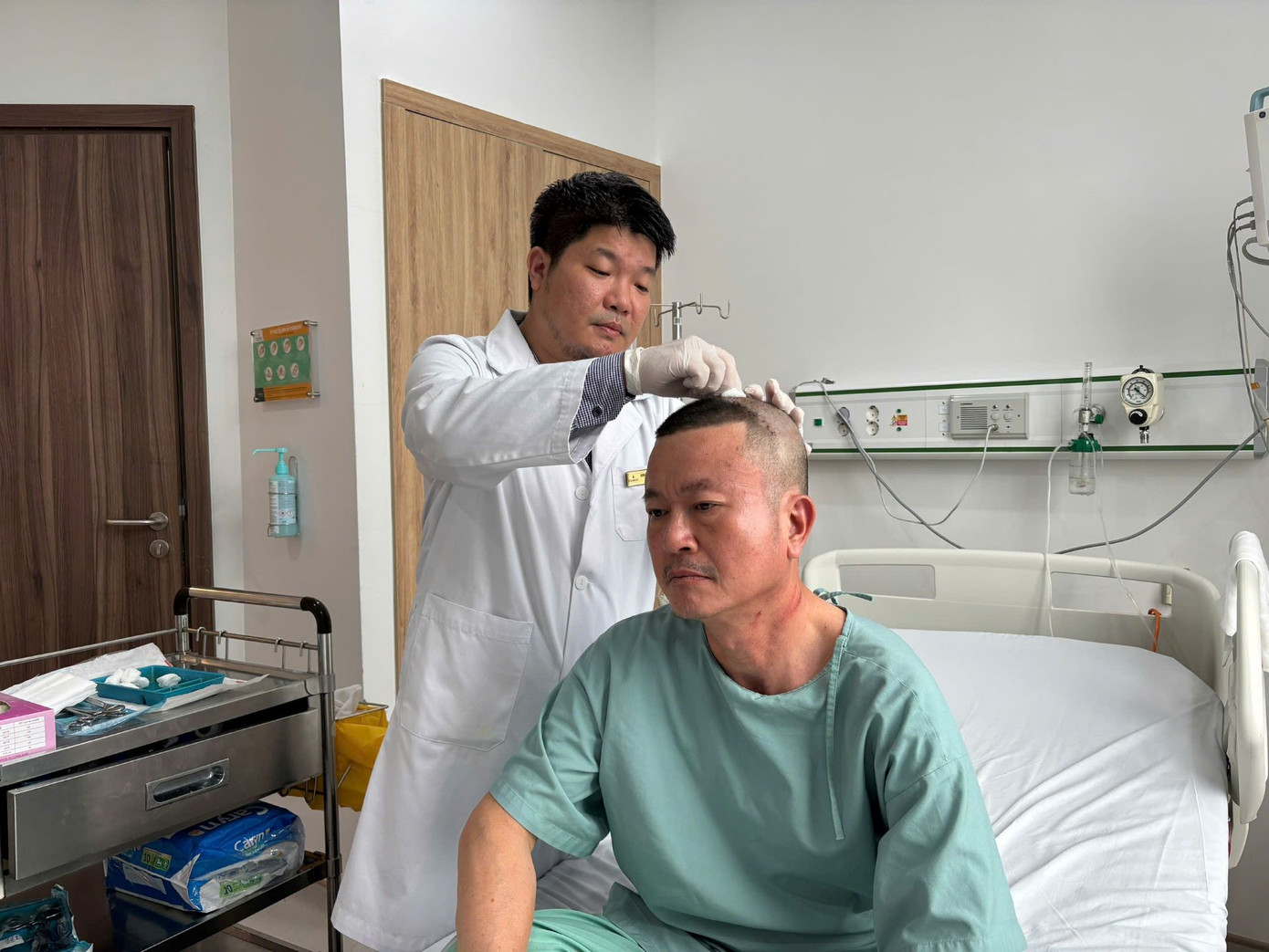 Anh Đ đã có thể trò chuyện và đi lại bình thường chỉ sau 1 ngày phẫu thuật Anh Đ đã có thể trò chuyện và đi lại bình thường chỉ sau 1 ngày phẫu thuật