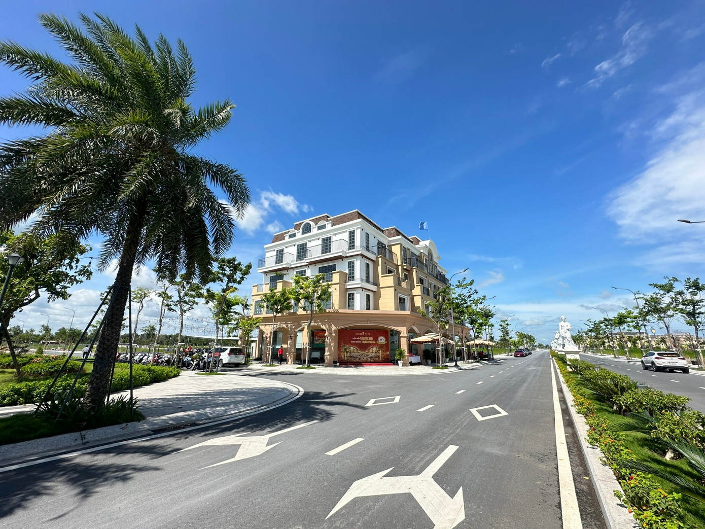 Hạ tầng và cảnh quan cơ bản đã hoàn thiện.