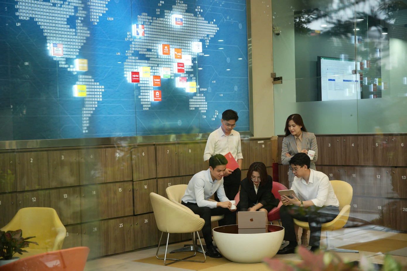 Ban lãnh đạo cùng đội ngũ giàu kinh nghiệm luôn đóng vai trò hỗ trợ – từ phản biện, định hướng đến chia sẻ tri thức, kinh nghiệm của người đi trước. Ban lãnh đạo cùng đội ngũ giàu kinh nghiệm luôn đóng vai trò hỗ trợ – từ phản biện, định hướng đến chia sẻ tri thức, kinh nghiệm của người đi trước.