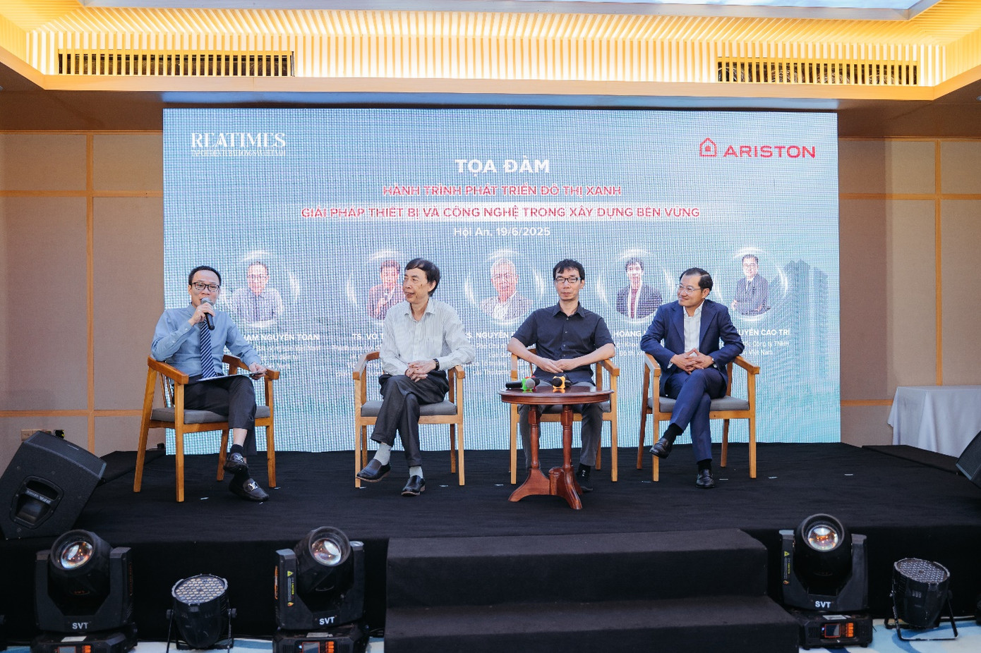 Phiên tọa đàm mở với sự tham gia của các chuyên gia trong lĩnh vực bất động sản.