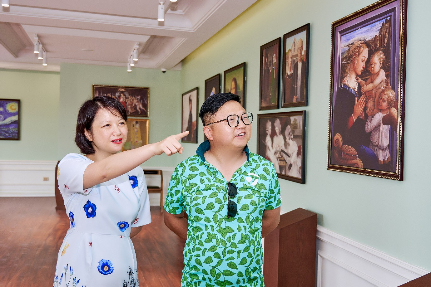 Ông Jack Lu đi tham quan phòng trưng bày tranh trong Clubhouse của dự án City Rise