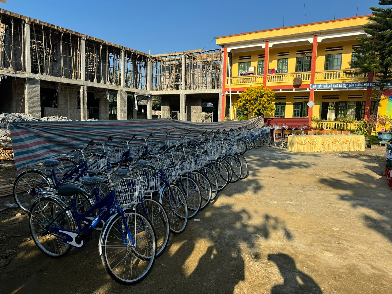 Trao tặng 200 chiếc xe đạp cho học sinh nghèo hiếu học Trao tặng 200 chiếc xe đạp cho học sinh nghèo hiếu học