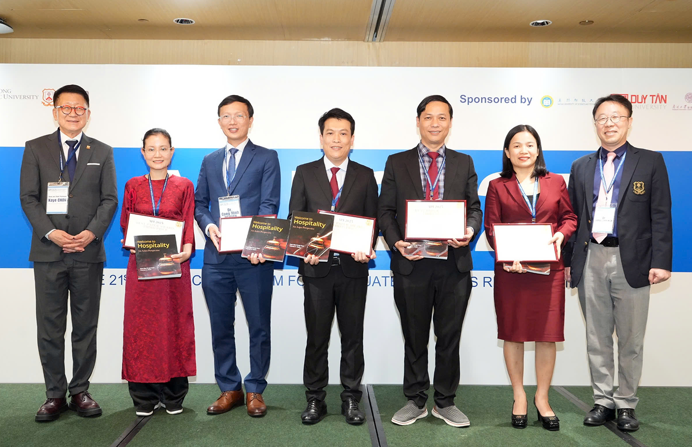 Nhóm nghiên cứu của ĐH Duy Tân được trao giải Ba Best Paper Award tại Diễn đàn APF-2025 Nhóm nghiên cứu của ĐH Duy Tân được trao giải Ba Best Paper Award tại Diễn đàn APF-2025