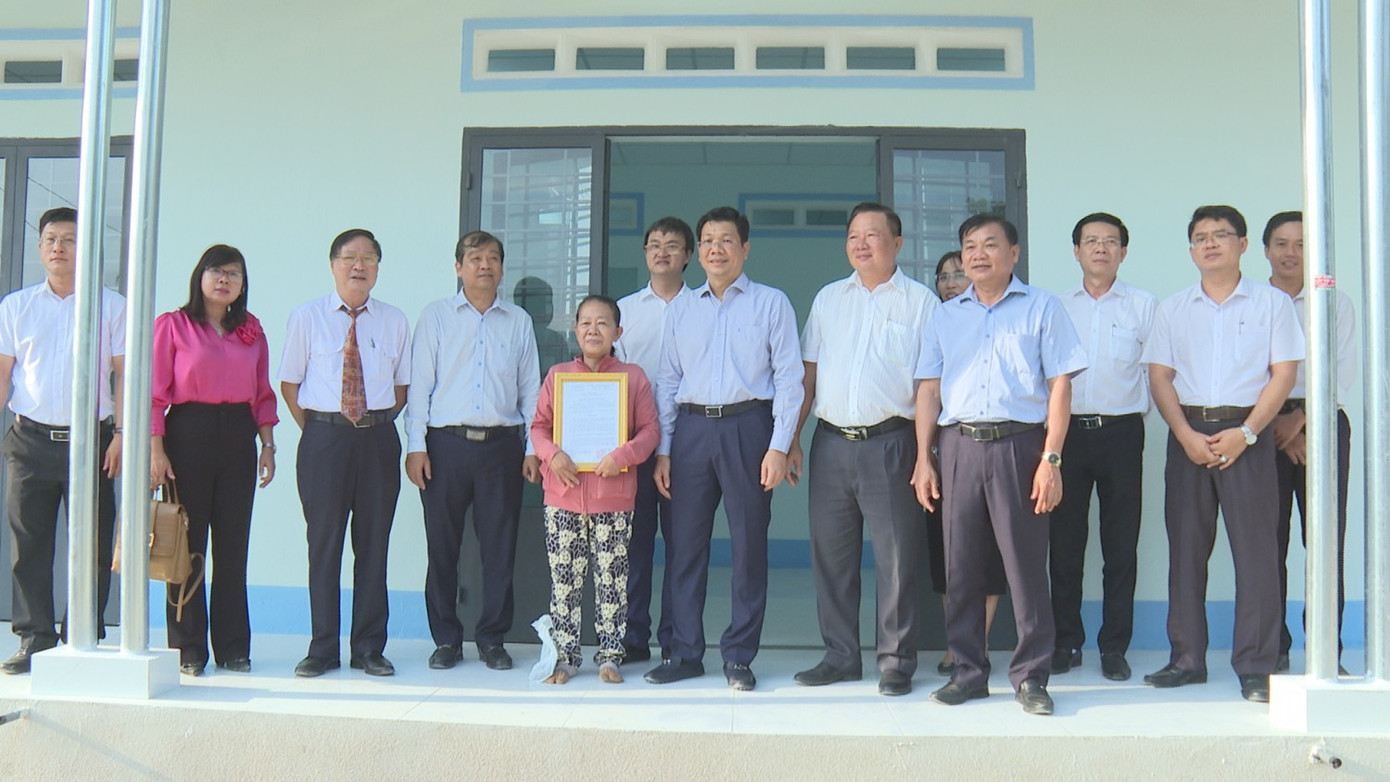 Trao nhà trong Chương trình xoá nhà tạm, nhà dột nát trên địa bàn Tây Ninh. Trao nhà trong Chương trình xoá nhà tạm, nhà dột nát trên địa bàn Tây Ninh.