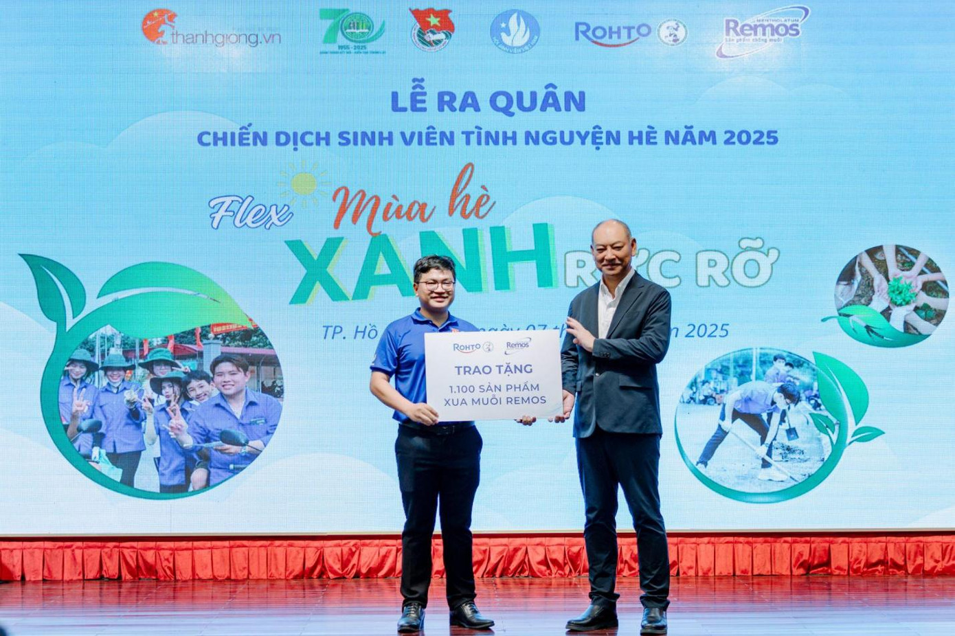 Ông Hirofumi Shiramatsu - Đại diện nhãn hàng Remos, công ty TNHH Rohto Mentholatum (Việt Nam) trao tặng sản phẩm Remos cho các tình nguyện viên tham gia chiến dịch tại lễ ra quân.